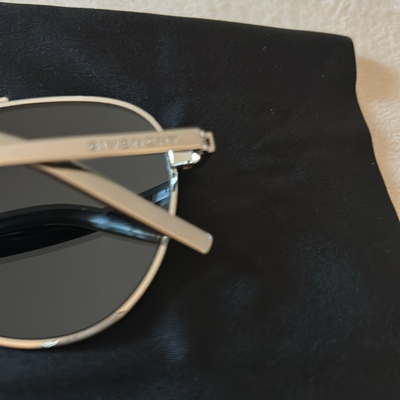 givenchy sunglasses with pouch - Picture 2 of 6